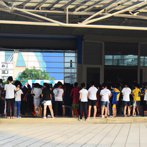 Hình ảnh các fan xếp hàng mua vé xem bóng đá tại sân Mỹ Đình.