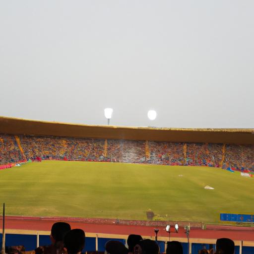 Sân vận động đông đúc người hâm mộ trong trận đấu bán kết.