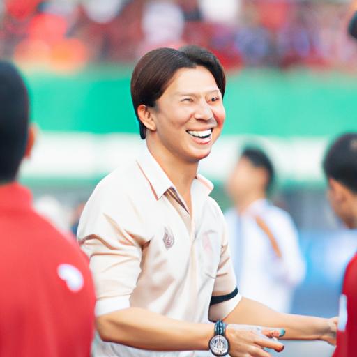 Trọng tài Sato cười và trò chuyện với cầu thủ trong trận đấu.